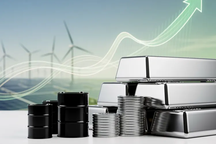 Silver Outpaces Oil Prices for First Time in 40 Years on Green Demand